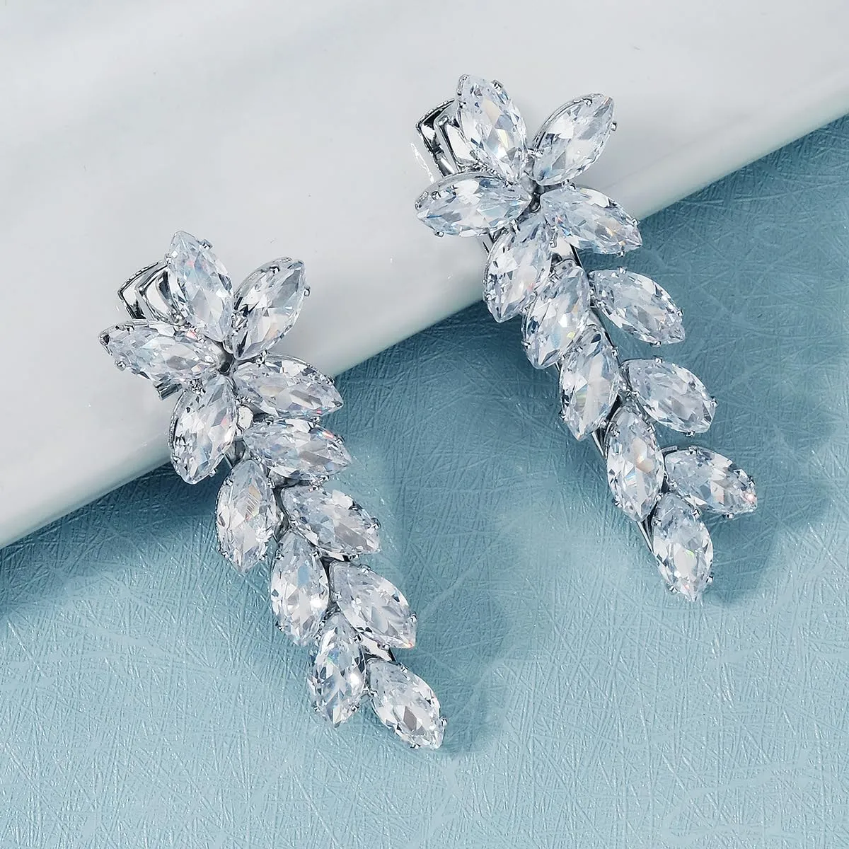 2Pcs Sparkly Crystal Hair Clips, Rhinestones Duckbill Alligator Hair Pins, Handmade Hair Barrettes, Elegant Gold Metal Bobby Hairpin Hair Accessories Headwear Styling Tools, Present for Women Girls